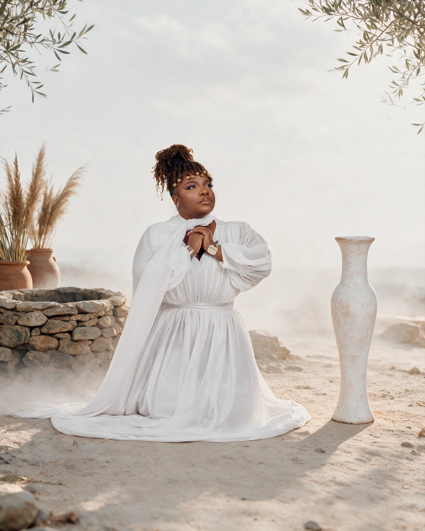 Mary Sy dans une photographie officielle en tenue blanche
